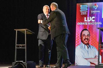 Mario Bergara y Gustavo Penadés, al final del debate, ayer, en Canelones. · Foto: Aldonza Zunino