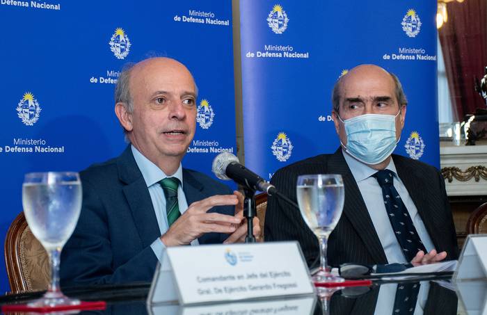 Javier García y Pablo Abdala, ayer, en el Ministerio de Defensa. · Foto: Susana Troude Lescout, Presidencia   