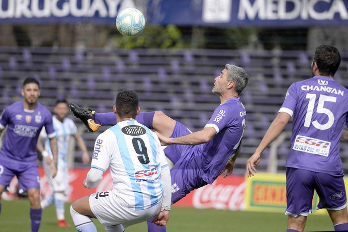 Defensor  Sporting y Cerro, partido por la octava fecha del Torneo Apertura, el 27 de agosto, en el estadio Luis Franzini.  · Foto: Alessandro Maradei