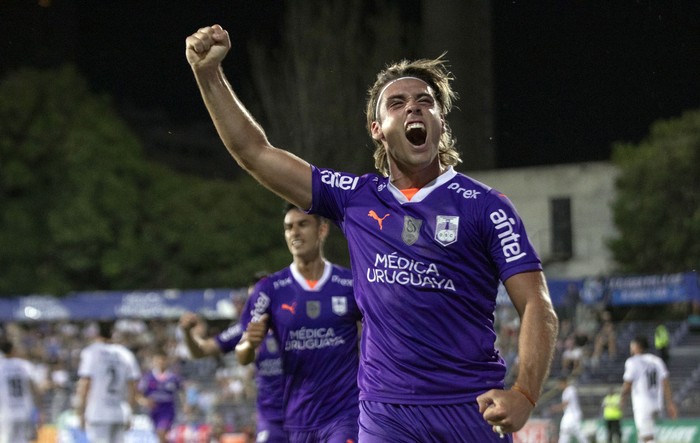 Claudio Spinelli tras anotar el segundo gol de Defensor Sporting a Liverpool, este lunes, en el Franzini. · Foto: Rodrigo Viera Amaral