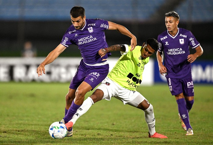 Juan Viacava, de Defensor Sporting, y Leandro Rodríguez, de Monagas, el 11 de febrero, en el estadio Centenario. · Foto: Eitan Abramovich, AFP