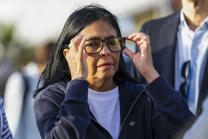 Delcy Rodríguez durante una visita a un campamento provisional en La Guaira, el 1° de julio, tras los terremotos que azotaron a Venezuela. · Foto: Miguel Medina, AFP