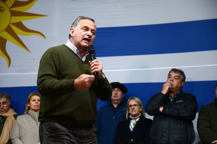 Álvaro Delgado, este miércoles, en la plaza Artigas de San Carlos, Maldonado. · Foto: Natalia Ayala