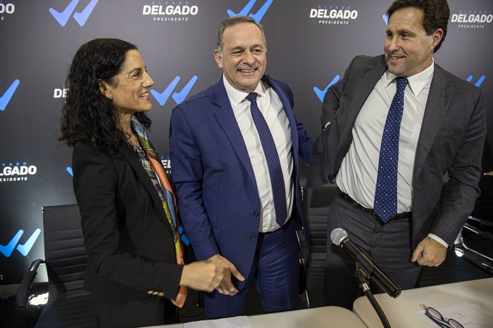 Azucena Arbeleche, Álvaro Delgado y Diego Labat, el 1º de agosto, en conferencia de prensa. · Foto: Rodrigo Viera Amaral