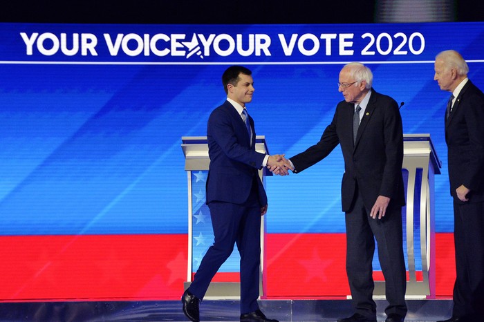 Pete Buttigieg, Bernie Sanders y Joe Biden previo a un debate entre los precandidatos demócratas, ayer, en Manchester.  · Foto: Joseph Prezioso, AFP