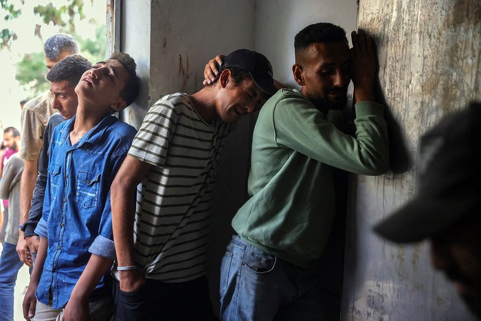 Palestinos lloran frente a la morgue donde se trasladaron los cuerpos de las personas que murieron el día anterior mientras esperaban ayuda, en la morgue del hospital Al-Shifa de la ciudad de Gaza, el 31 de julio de 2025. · Foto: Bashar Taleb, AFP