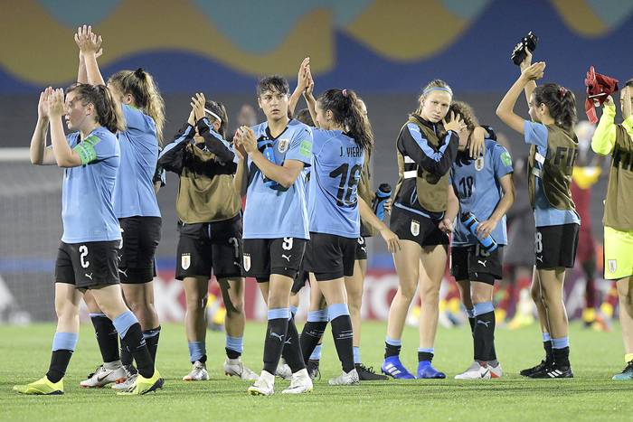 Jugadoras de la selección uruguaya de fútbol al final del partido ante Ghana, en la primera fecha del Mundial de Fútbol Femenino Sub-17. · Foto: Sandro Pereyra