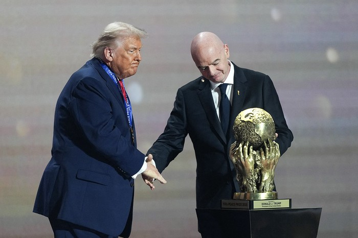 El presidente Trump estrecha la mano del presidente de la FIFA, Gianni Infantino, al recibir el Premio de la Paz de la FIFA durante el sorteo de la Copa Mundial de Fútbol de la FIFA 2026. (Foto de Stephanie Scarbrough / POOL / AFP)