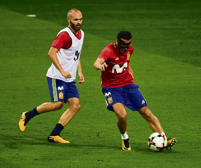 Andrés Iniesta y Pedro Rodríguez, de la selección española de fútbol, durante un entrenamiento en el Estadio Santiago Bernabéu de Madrid. Foto: Pierre-Philippe Marcou, Afp