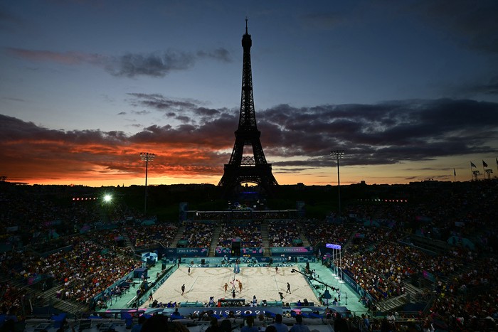 Partido de voleibol playa femenino por la medalla de bronce entre Australia y Suiza, el 9 de agosto, en el Estadio 
Eiffel Tower. · Foto: Carl de Souza, AFP