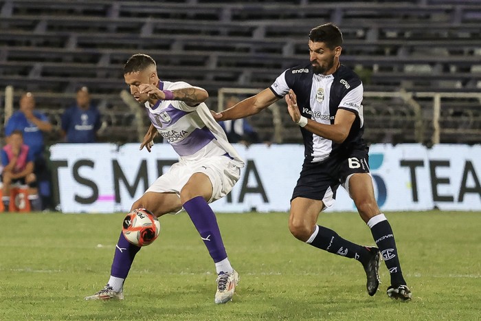 Felipe Cadenazzi, de Defensor Sporting, y Martín Fernández, de Gimnasia y Esgrima de la Plata, el 15 de enero, en el estadio Luis Franzini. · Foto: Rodrigo Viera Amaral