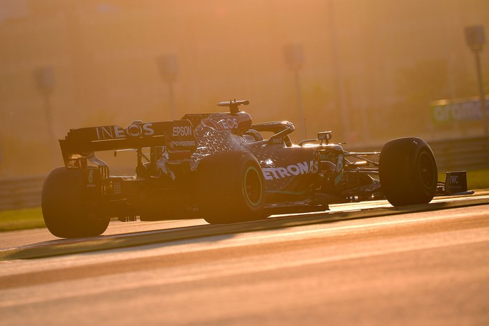 Lewis Hamilton, piloto británico de Mercedes, durante la segunda sesión de práctica antes del Gran Premio de Fórmula Uno de Abu Dhabi, en el circuito Yas Marina, el 11 de diciembre, en Abu Dhabi.  · Foto: Giuseppe Cacace / POOL / AFP