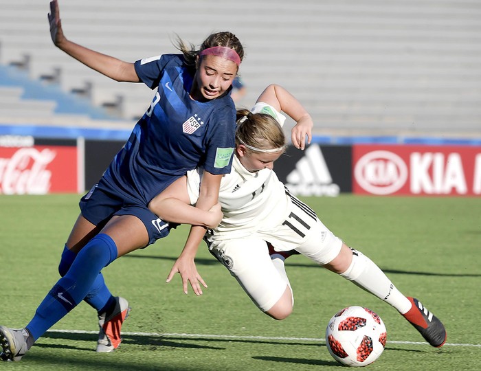 Talia Della Peruta, de Estados Unidos, y Vanessa Fudalla, de Alemania, en la tercera fecha del Grupo C del
Mundial Femenino. · Foto: Sandro Pereyra