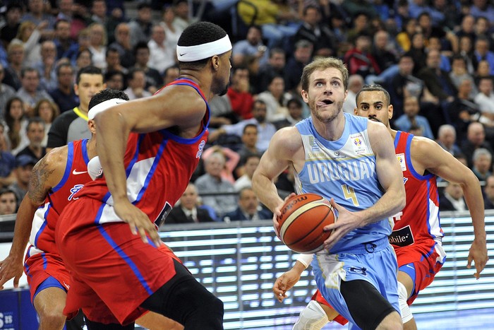 Santiago Vidal en el partido con Puerto Rico, el jueves, en el Antel Arena.
 · Foto: Federico Gutiérrez