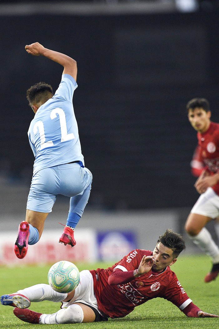 Marcelo Allende, de Mvd City Torque y Matías Abisab, de Rentistas, por la fecha 9 del Torneo Apertura, el 29 de agosto, en el Estadio Charrúa. · Foto: Fernando Morán