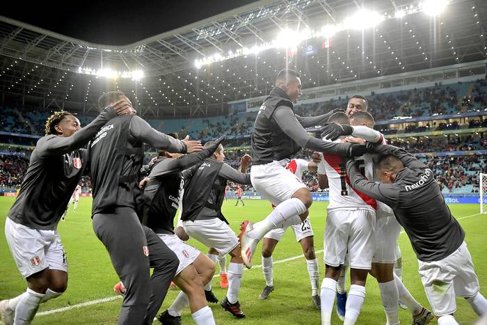 Jugadores de la selección de Perú festejan durante el partido con Chile en el Gremio Arena, el 3 de julio. · Foto: Raúl Arboleda, AFP