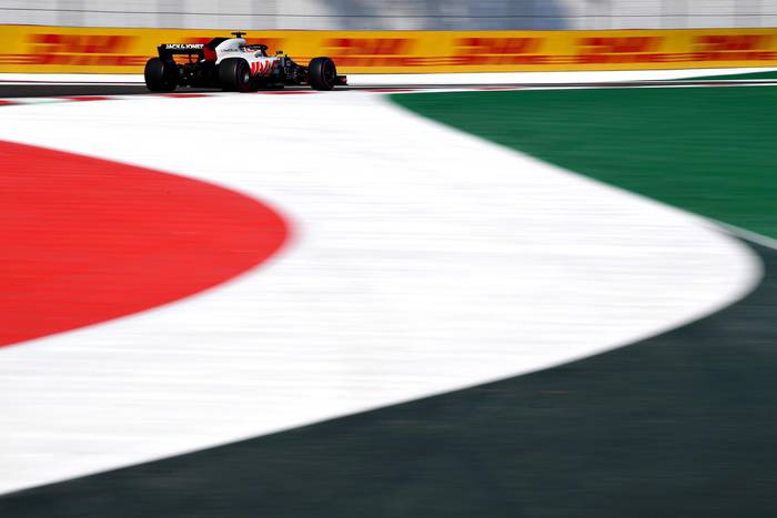 Romain Grosjean, de Francia, ayer, en el primer día de clasificación, en el Autodromo Hermanos Rodríguez de México. · Foto: Clive Mason