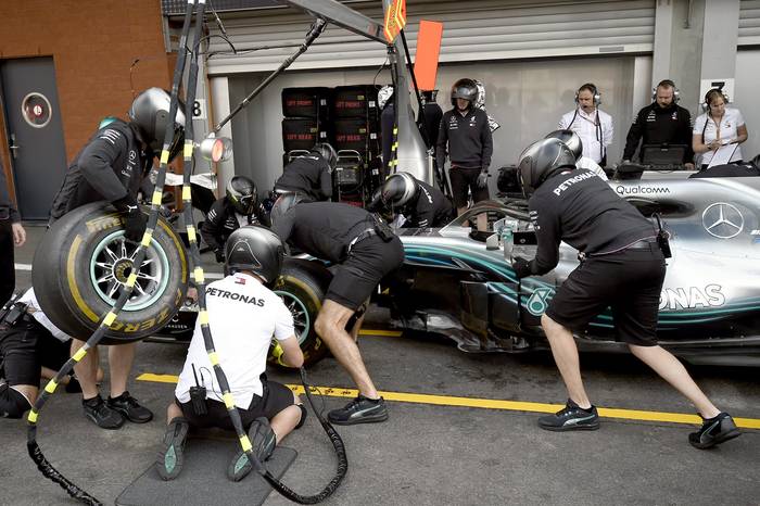 Técnicos trabajan en el auto del piloto británico de Mercedes, Lewis Hamilton, durante la primera sesión de
entrenamiento en el circuito Spa-Francorchamps, donde se correrá el Gran Premio de Fórmula 1 belga.
 · Foto: John Thys, AFP