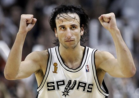 Emanuel Ginóbili en 2005, con la camiseta de los San Antonio Spurs.
· Foto: Jeff Haynes, AFP Emanuel Ginóbili en 2005, con la camiseta de los San Antonio Spurs.
· Foto: Jeff Haynes, AFP