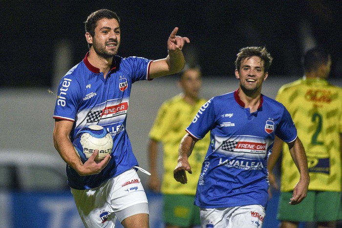 Gregorio Almeida (i), de Lavalleja, tras convertir ante Canelones del Este, por la 16a Copa Nacional de Selecciones, el miércoles 23 de enero, en el Estadio Emilio López López de Pando. 
 · Foto: Fernando Morán