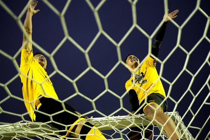 Darwin Núñez y Gabriel Fernández festejan el triunfo de Peñarol al término del último partido clásico. · Foto: Pablo Vignali