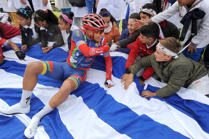 Escolares y un ciclista, previo a la largada de la 76ª Vuelta Ciclista del Uruguay, ayer, en Ciudad del Plata. · Foto: Federico Gutiérrez