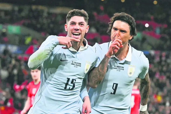 Federico Valverde, festeja su gol con Darwin Núñez, el 27 de marzo, durante el partido amistoso en el estadio de Wembley, en Londres. · Foto: Glyn Kirk, AFP