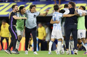 Gustavo Costas (3I), entrenador de Racing de Avellaneda, celebra con sus dirigidos luego de ganar
la semifinal del Torneo Clausura 2025 ante Boca Juniors, el 7 de diciembre, en La Bombonera. · Foto: Alejandro Pagni, AFP