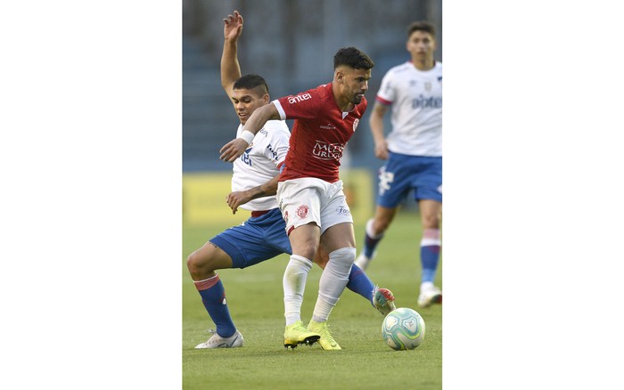 Brian Ocampo de  Nacional y Gonzalo Vega de  Rentistas, por la fecha 1 del Torneo Clausura, en el estadio Gran Parque Centra (archivo, enero de 2021). · Foto: Fernando Morán
