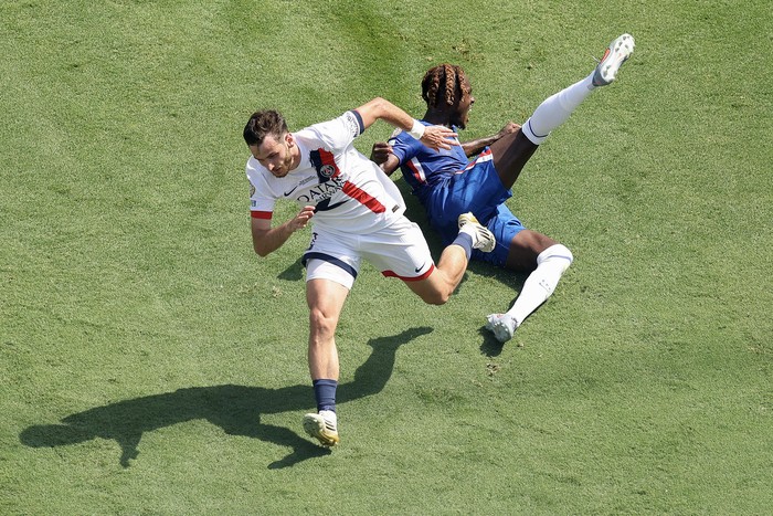Khvicha Kvaratskhelia, de París Saint-Germain y Trevoh Chalobah, de Chelsea, durante la Copa Mundial de Clubes, el 13 de Julio en Nueva Jersey, Estados Unidos. · Foto: Charly Triballeau, AFP