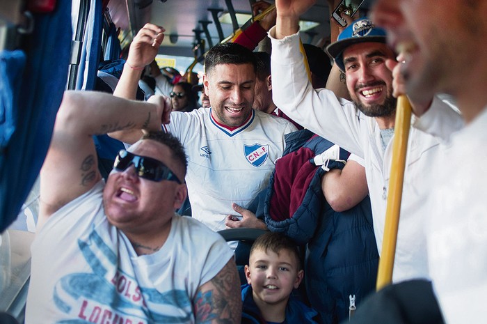 Hinchas de Nacional en un ómnibus camino al clásico, el 19 mayo.  · Foto: Juan Manuel Ramos