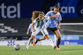 La delantera de Uruguay, Agustina Gómez, disputa el balón durante un encuentro ante el seleccionado de Argentina sub 18, el 19 de diciembre de 2023. · Foto: Camilo dos Santos