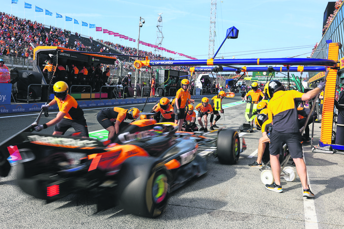 Oscar Piastri, piloto de McLaren, durante la segunda sesión de práctica en el circuito de Zandvoort,
en Países Bajos. · Foto: Simon Wohlfahrt, AFP