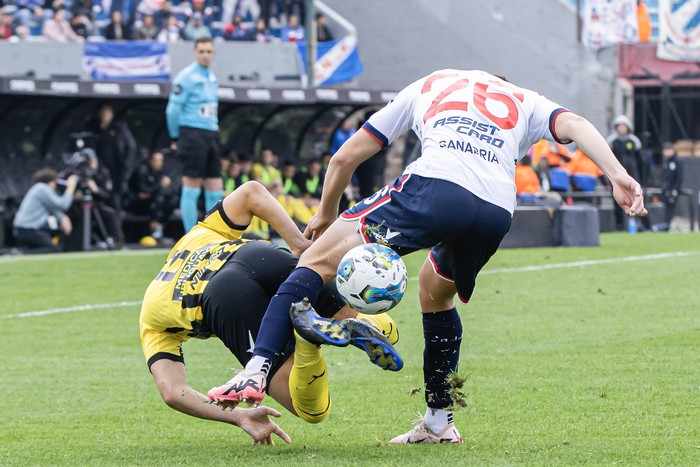 Leonardo Fernández, de Peñarol, Lucas Sanabria, de Nacional, el 4 de agosto, durante un clásico en el estadio Centenario. · Foto: Rodrigo Viera Amaral