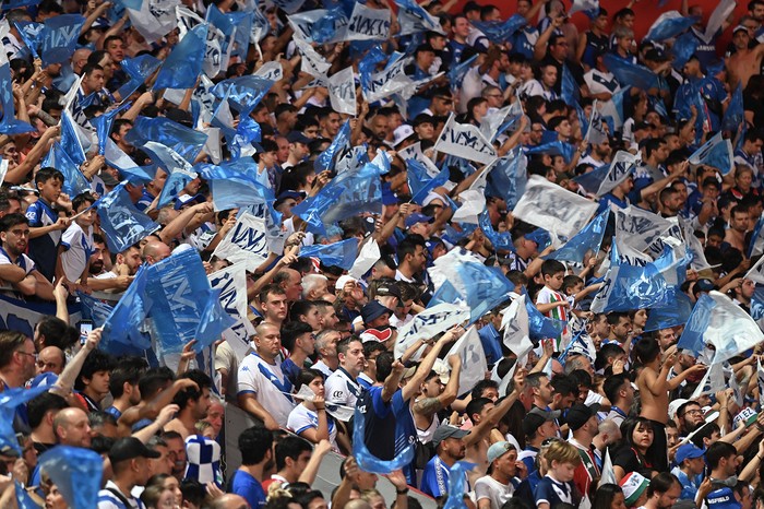 Hinchada de Vélez Sarsfield, el 11 de diciembre, en el Estadio 15 de Abril en Santa Fe, Argentina. · Foto: José Almeida, AFP