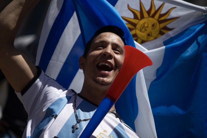 Festejos en la explanada de la Intendencia de Montevideo, luego de que Argentina se consagrara campeón del mundo (archivo, 2022). · Foto: Camilo dos Santos