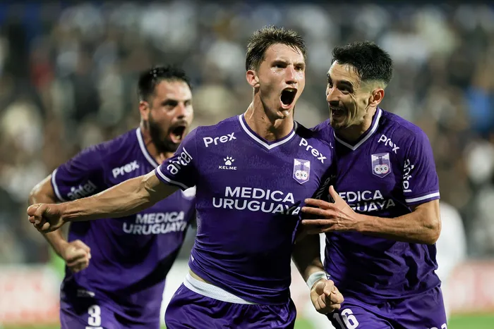 Guillermo de los Santos, Lucas Agazzi y José Álvarez, de Defensor Sporting, durante un partido ante Danubio en el estadio Luis Franzini (archivo, setiembre de 2026). · Foto: Rodrigo Viera Amaral