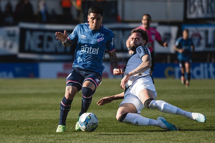 Antonio Galeano, de Nacional y Matias Fracchia, de Danubio, el 13 de julio en el estadio Jardines del Hipódromo. · Foto: Mara Quintero