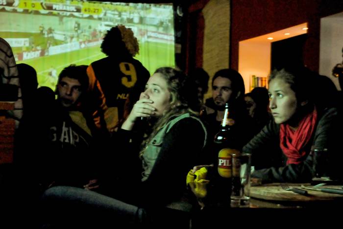 Bar montevideano (archivo, junio de 2011). · Foto: Santiago Mazzarovich / adhocFOTOS