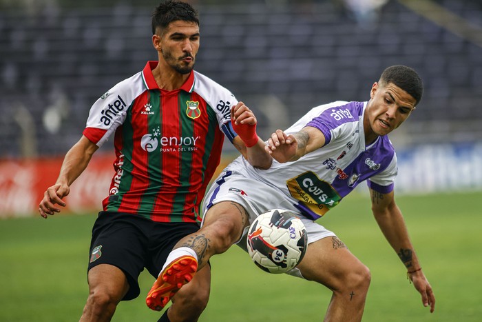 Sebastián Da Silva, de Fénix, y Lucas Nuñez, de Deportivo Maldonado, ayer, en el estadio Luis Franzini. · Foto: Ernesto Ryan