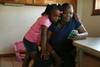 Willie Mae Daniels y su nieta, Karyah Davis, en su casa, después de ser despedida de su trabajo como cajera de servicio de alimentos en la Universidad de Miami el 17 de marzo.
· Foto: Joe Raedle, AFP Willie Mae Daniels y su nieta, Karyah Davis, en su casa, después de ser despedida de su trabajo como cajera de servicio de alimentos en la Universidad de Miami el 17 de marzo.
· Foto: Joe Raedle, AFP