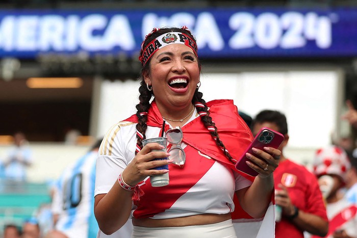 Hincha de Perú en el Hard Rock Stadium de Miami, Florida, el 29 de junio. · Foto: Chris Arjoon, AFP