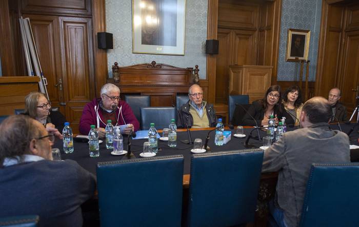 Representantes del grupo de deudores del BHU, en el Senado (archivo, octubre de 2022). · Foto: Alessandro Maradei