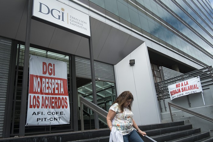 fachada de la DGI en Montevideo, hoy. · Foto: Mariana Greif