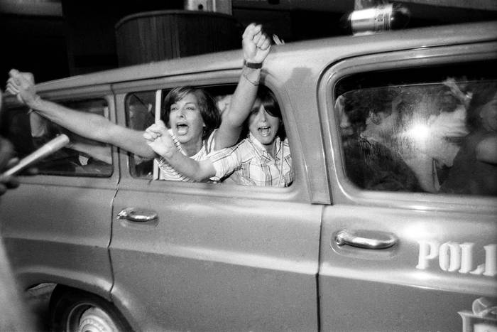 Liberación de presas políticas en la Jefatura de Policía de Montevideo, el 10 de marzo de 1985. · Foto: Nancy Urrutia, adhocfotos