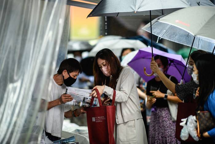 Venta del último número del periódico Apple Daily, el 24 de junio de 2021, en Hong Kong.
 · Foto: Anthony Wallace, AFP