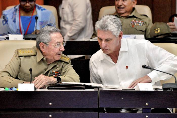 Raúl Castro y Miguel Díaz-Canel en la Asamblea Nacional del Poder Popular (archivo, julio 2017) · Foto: Alexandre Grosbois, AFP