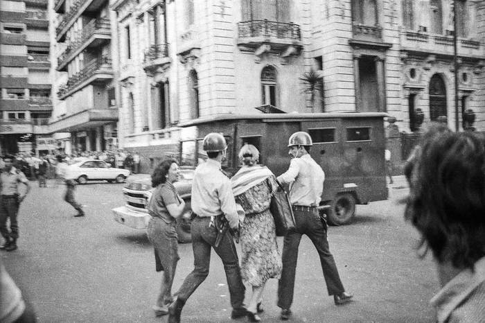 Represión policial durante la dictadura (archivo, noviembre de 1984). · Foto: Camaratres, CdF