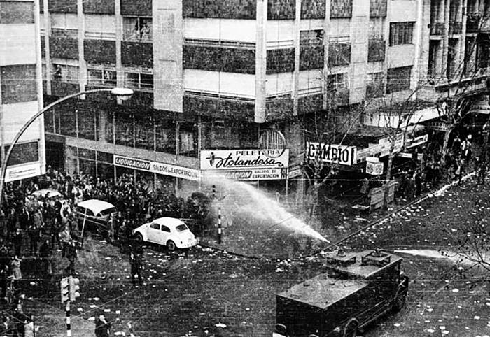 Represión durante una manifestación contra el golpe de Estado, el 9 de julio de 1973, en el centro de Montevideo. · Foto: Aurelio González,  El Popular