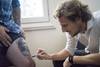 Diego Forlán mientras firma el tatuaje de un fan. · Foto: Mariana Greif Diego Forlán mientras firma el tatuaje de un fan. · Foto: Mariana Greif